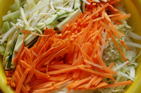 Zöldségekkel töltött rizspapír