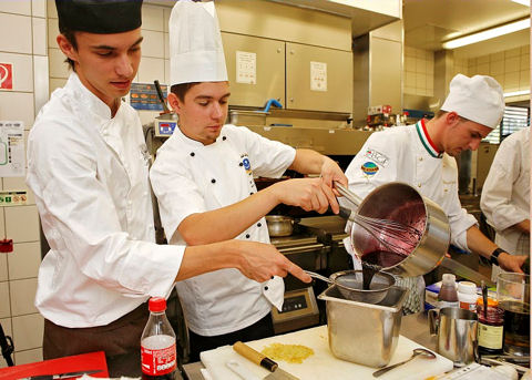 A fiatal szakácsbajnokok 1-1 segítőt választhattak maguknak az ételek elkészítéséhez